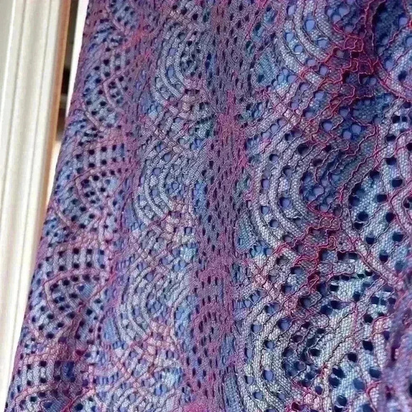 NWT Banana Republic blue lace blouse with red stitching - Picture 5 of 5